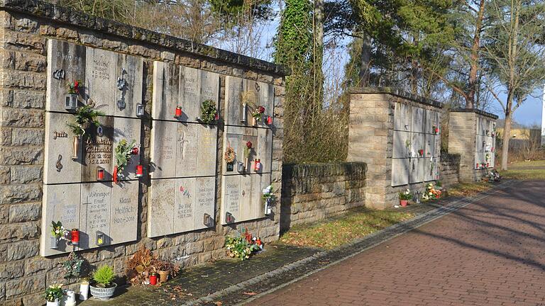 Bedingt durch den Muschelkalk und den Wettereinfluss haben sich die Abdeckplatten der Urnenwände im Friedhof am Äußeren Ring teilweise schwarz gefärbt. Sie sollen gereinigt werden und einen Überstand bekommen. Bedingt durch den Muschelkalk und den Wettereinfluss haben sich die Abdeckplatten der Urnenwände im Friedhof am Äußeren Ring teilweise schwarz gefärbt. Sie sollen gereinigt werden und einen Überstand bekommen.