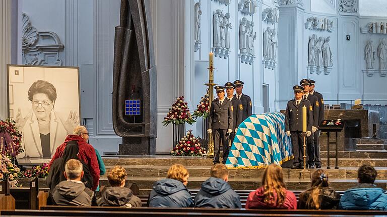 Freitagvormittag im Würzburger Dom: Menschen nehmen am aufgebahrten Sarg Abschied von Barbara Stamm. Freitagvormittag im Würzburger Dom: Menschen nehmen am aufgebahrten Sarg Abschied von Barbara Stamm.