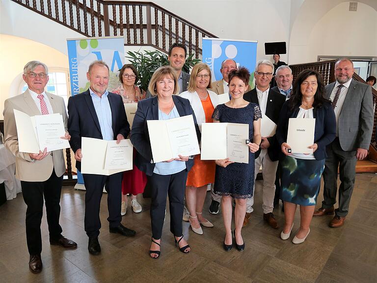  Landrat Thomas Eberth (rechts) überreichte die Landkreisnadel in Silber für mindestens 15 Jahre verdienstvolles Wirken im Kreistag an: (von links) Ernst Joßberger, Lothar Wild, Barbara Kuhn, Rosalinde Schraud, Björn Jungbauer, Karen Heußner, Wolfgang Kuhl, Martina Schmidt, Uwe Klüpfel, Rainer Friedrich und Christine Haupt-Keutzer. Landrat Thomas Eberth (rechts) überreichte die Landkreisnadel in Silber für mindestens 15 Jahre verdienstvolles Wirken im Kreistag an: (von links) Ernst Joßberger, Lothar Wild, Barbara Kuhn, Rosalinde Schraud, Björn Jungbauer, Karen Heußner, Wolfgang Kuhl, Martina Schmidt, Uwe Klüpfel, Rainer Friedrich und Christine Haupt-Keutzer.