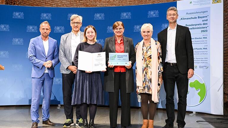 Eine Abordnung der Fachakademie für Sozialpädagogik Sankt Hildegard nahm die Auszeichnung als Klimaschule Bayern von Umweltminister Thorsten Glauber (links) und Kultusminister Michael Piazolo (rechts) entgegen. Eine Abordnung der Fachakademie für Sozialpädagogik Sankt Hildegard nahm die Auszeichnung als Klimaschule Bayern von Umweltminister Thorsten Glauber (links) und Kultusminister Michael Piazolo (rechts) entgegen.