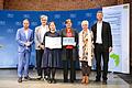 Eine Abordnung der Fachakademie für Sozialpädagogik Sankt Hildegard nahm die Auszeichnung als Klimaschule Bayern von Umweltminister Thorsten Glauber (links) und Kultusminister Michael Piazolo (rechts) entgegen.