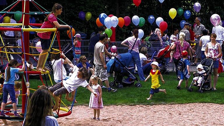 Hochbetrieb zur Eröffnung: Jung und Alt nahmen den neuen Mehrgenerationenspielplatz am Rande der Marktheidenfelder Altstadt auf der Rothenbücher Wiese in Besitz.
