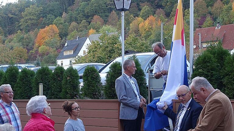 Einige Duivener pflegen seit Jahren eine enge Freundschaft zu Mehmet Fettahoglu, dem Wirt vom Goldenen Anker in Langenprozelten. Am Freitagabend schenkten sie ihm eine Fahne von Duiven, die auch gleich gehisst wurde.