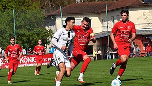 FC Fuchsstadt: Unentschieden gegen den TSV Schammelsdorf       -  Den TSV Schammelsdorf in Führung gebracht hatte Johannes Lang (links), der hier Fuchsstadts Nico Neder entwischt ist.