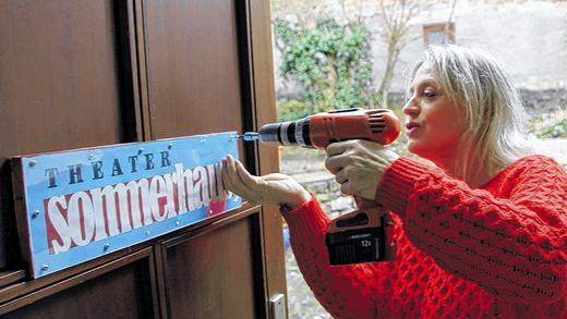 Letzter Akt: Brigitte Obermeier schraubt das Schild an der Eingangstüre ab. Elfeinhallb Jahre war das Theater Sommerhaus im Gewölbekeller unter den Weinstuben zuhause.