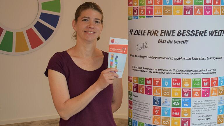 Verena Volkamer betreut die BNE-Station des Landkreises in Kitzingen. Ab Montag findet eine Art 'Werbewoche' mit einem Anlaufpunkt in der Kitzinger Marktstraße statt. Verena Volkamer betreut die BNE-Station des Landkreises in Kitzingen. Ab Montag findet eine Art 'Werbewoche' mit einem Anlaufpunkt in der Kitzinger Marktstraße statt. 
