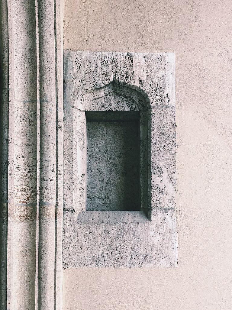 Würzburg, Stadtteil Grombühl: Hier gibt es auffällig viele zugemauerte Fenster. Würzburg, Stadtteil Grombühl: Hier gibt es auffällig viele zugemauerte Fenster. 