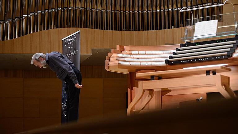 Luther-Symposium an der Musikhochschule       -  Christoph Bossert vor der Orgel der Musikhochschule