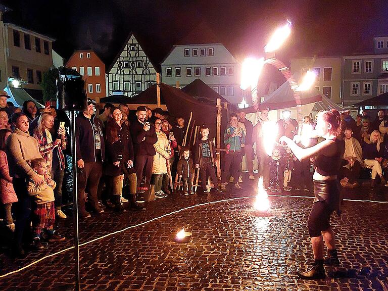 Als es dunkel wurde, bot 'Widumavi Feuertanz' ein feuriges Spektakel und zog die Gäste in ihren Bann. Als es dunkel wurde, bot 'Widumavi Feuertanz' ein feuriges Spektakel und zog die Gäste in ihren Bann.