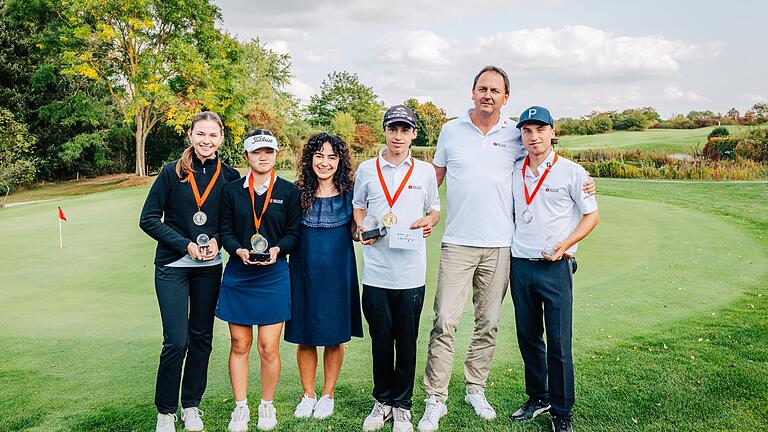 Auf dem Foto von links: Maja Traut (Vize-Clubmeisterin Jugend), Minyeong Han (Clubmeisterin Jugend), Özge Björnesson (Captain Mini Team), William Pearman (Clubmeister Jugend), Marcus Traut (Vize-Präsident Jugend), James Pearman (Vize-Clubmeister Jugend).