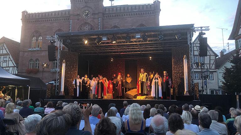 Vor der Kulisse des Tauberbischofsheimer Rathauses genossen über 500 Besucherinnen und  Besucher eine Open-Air-Aufführung von Verdis Oper 'Nabucco'.