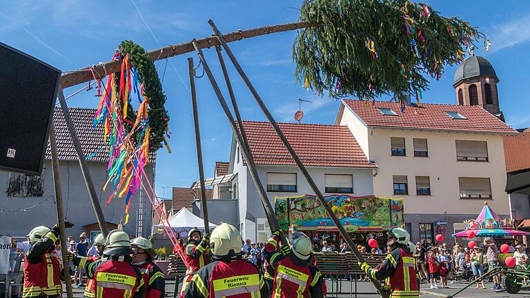 Mit dem traditionellen Aufstellen des Kirchweihbaumes am Parkplatz durch die Feuerwehr beginnt die die viertägige Feier zur Rienecker Kirchweih.