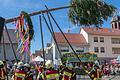 Mit dem traditionellen Aufstellen des Kirchweihbaumes am Parkplatz durch die Feuerwehr beginnt die die viertägige Feier zur Rienecker Kirchweih.