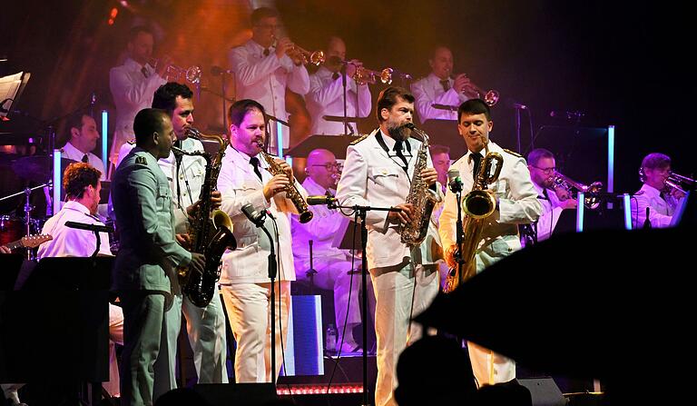 Ein großartiges Konzert gab die Big-Band der Bundeswehr am Dienstag auf der Marktheidenfelder Martinswiese. Ein großartiges Konzert gab die Big-Band der Bundeswehr am Dienstag auf der Marktheidenfelder Martinswiese.