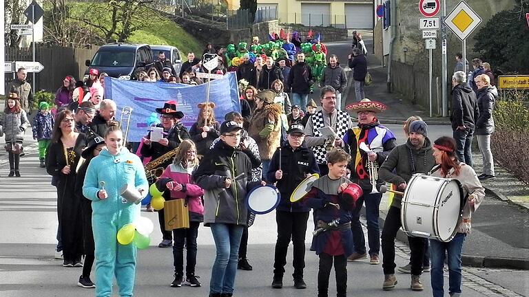 Ein kleiner, feiner Faschingszug in Strahlungen. Ein kleiner, feiner Faschingszug in Strahlungen.