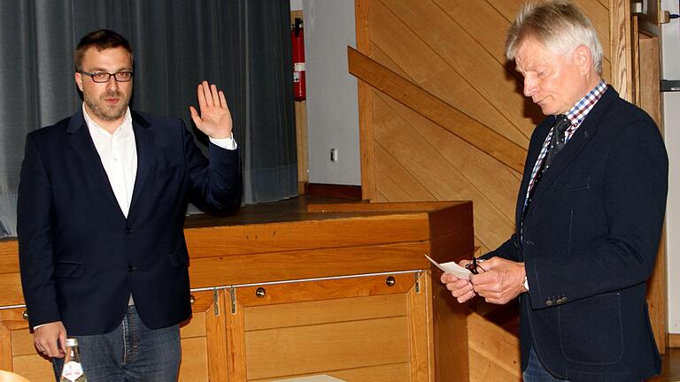 Als ältester Gemeinderat vereidigte Ludwig Bock (rechts) zu Beginn Steffen Kropp als neuen Ersten Bürgermeister der Marktgemeinde Rentweinsdorf.