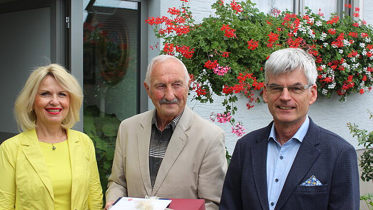 Landrätin Tamara Bischof und Wiesenbronns Bürgermeister Volkhard Warmdt gratulierten dem Wiesenbronner Altbürgermeister und ehemaligen Kreisrat Gerhard Müller zum 80. Geburtstag Landrätin Tamara Bischof und Wiesenbronns Bürgermeister Volkhard Warmdt gratulierten dem Wiesenbronner Altbürgermeister und ehemaligen Kreisrat Gerhard Müller zum 80. Geburtstag