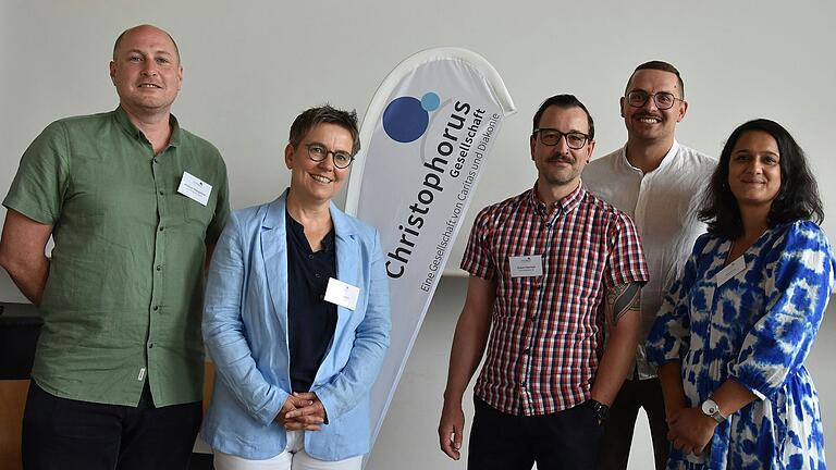 Blick in die Arbeit der fünf Einrichtungen (von links): Michael Thiergärtner, Leiter der Zentralen Beratungsstelle für Wohnungslose, Nadia Fiedler, Geschäftsführerin der Christophorus Gesellschaft und Co-Einrichtungsleiterin Schuldner- und Insolvenzberatung, Robert Morfeld, Einrichtungsleiter Schuldner- und Insolvenzberatung, Stephan Hohnerlein, Einrichtungsleiter der Zentralen Beratungsstelle Wohnungslose und Navina De, Einrichtungsleiterin Schuldnerberatung JVA.