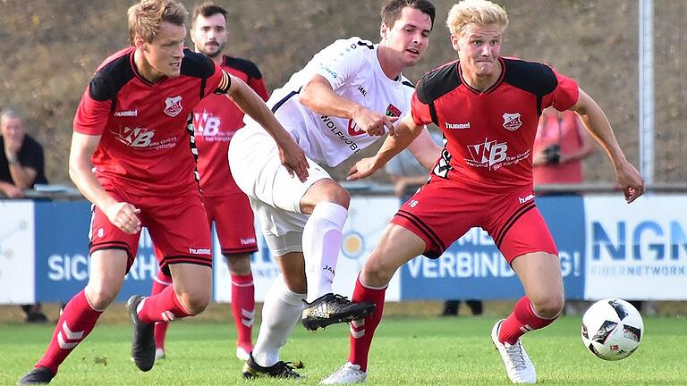 Die Aubstädter Dominik Grader (links) und Steffen Behr (rechts) haben FC-05-Angreifer Nicolas Görtler erfolgreich den Ball abgenommen. TSV-Kapitän Grader traf kurz vor der Pause zum 1:2.