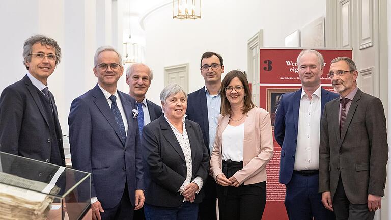 Eröffneten die neue Ausstellung: Dr. Bernhard Grau (Generaldirektor der staatlichen Archive), Bernd Schreiber (Präsident der Schlösserverwaltung), Klaus Rupprecht (Archivdirektor), Ingrid Heeg-Engelhart (Archivoberrätin im Ruhestand), Alexander Wolz (Leiter Staatsarchiv Würzburg), Hannah Hien (Archivrätin und Ausstellungsmacherin), Jens Martin (Archivoberrat des Staatsarchivs) und Gerhard Weiler (Regierungsdirektor).