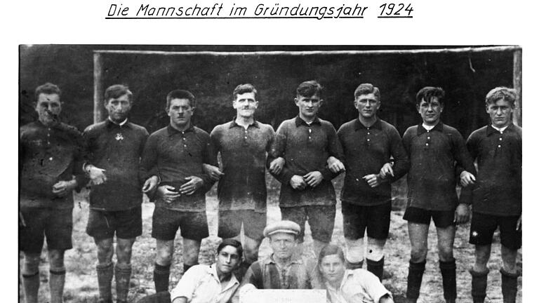 FC-Gründungsfoto mit Namen aus dem Jahre 1924: (hinten von links) Otmar Zink, Albin Sell, Theodor Öhrlein, Hans Hack, Ambros Sell, Oskar Sell, Ludwig Veth und Otto Niess; (vorne von links) Karl Neckermann, Leo Veth und Hans Neckermann       -  FC-Gründungsfoto mit Namen aus dem Jahre 1924: (hinten von links) Otmar Zink, Albin Sell, Theodor Öhrlein, Hans Hack, Ambros Sell, Oskar Sell, Ludwig Veth und Otto Niess; (vorne von links) Karl Neckermann, Leo Veth und Hans Neckermann
