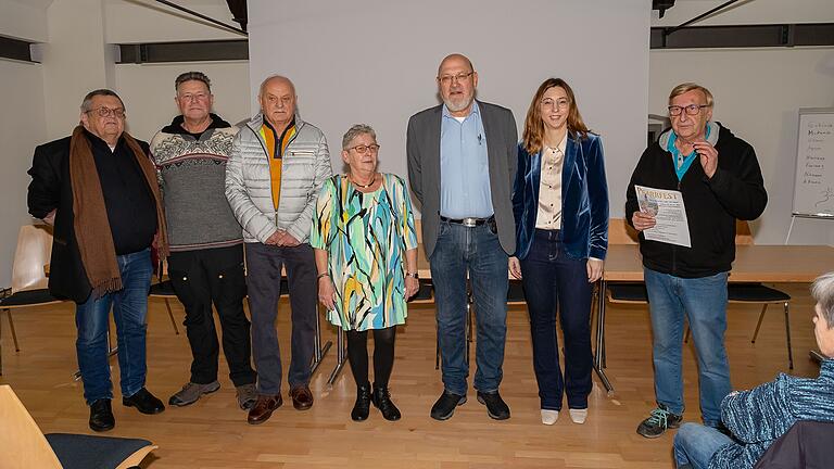 Die Teilnehmenden der Podiumsdiskusion im Kulturarsenal 'Alte Därre' in Bad Königshofen (von links): Wolfgang Schramm, Erwin Ritter, Hartmut Eppler, Elke Müller, Georg Rath, Julia Back und Hanns Friedrich.