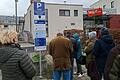 Lange Schlangen am Kassenautomat auf dem Rathaus-Parkplatz in Marktheidenfeld: Nicht immer klappt das Bezahlen ohne Ticket auf Anhieb.