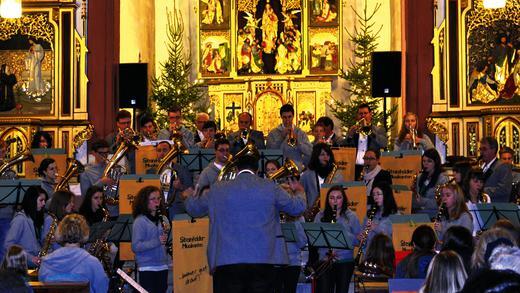&bdquo;Musik ist die Sprache der Engel&ldquo;       -  (tsc)   Zu einem feierlichen Adventskonzert unter dem Motto &bdquo;Musik ist die Sprache der Engel&ldquo; lud am Wochenende die Musikkapelle Steinfeld 1955 in die Pfarrkirche Maria Himmelfahrt in Steinfeld ein. Gestaltet wurde das Konzert  von den Steinfelder Musikanten unter der Leitung von Gerhard Amersbach, der Jugendkapelle Steinfeld und der Flötengruppe unter Leitung von Bettina Fürtsch, der Veeh-Harfen-Gruppe unter Leitung von Petra Helfrich sowie dem Gesangsduo Bernd Dittrich und Bettina Fürtsch. In dem gut zweistündigen Konzert wurden die Zuhörer durch abwechslungsreiche Beiträge der einzelnen Musikgruppen in eine adventliche und besinnliche Welt entführt. Die 70 Musikerinnen und Musiker gaben ihr Bestes, den Abend zu einem ganz besonderen zu machen. In &bdquo;Steefelder&ldquo; Mundart wurden die einzelnen Programmpunkte von Heike und Andrea Urlaub in gekonnter Weise anmoderiert. Die voll besetzte Pfarrkirche zeigte das große Interesse der Bevölkerung an der Veranstaltung. Das Konzert bereitete mit den weichen und sanften Klängen hervorragend auf die bevorstehenden Weihnachtstage vor. Obwohl die Pfarrkirche gut beheizt war, war nicht nur bei dem Lied &bdquo;Run&ldquo; von Leona Lewis, gespielt von den Steinfelder Musikanten und mit dem Gesang von Christina Höhn, Gänsehaut angesagt.