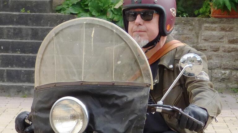 Kevin Waters aus England war bei der Deutschland-Tour mit der ältesten Harley der 'Bavarian Bombers' unterwegs. Kevin Waters aus England war bei der Deutschland-Tour mit der ältesten Harley der 'Bavarian Bombers' unterwegs.