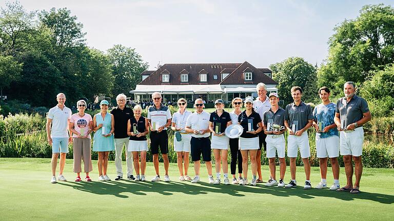 Auf dem Foto (von links): Bernhard May, Katja Pfertner-Rüdiger, Josefina Galaz Catalan, Robert Aßmann, Marlene Rathgeber, Dr. Anders Nordlund, Diana Schraud, Dr. Stefan Schmitt, Emma Stock, Sanja Bradley, Theresa de Bochdanovits, Joachim Ruppert, Sven Günter, Justus Pehl, Raphael Schwarz, Jürgen Wörz.