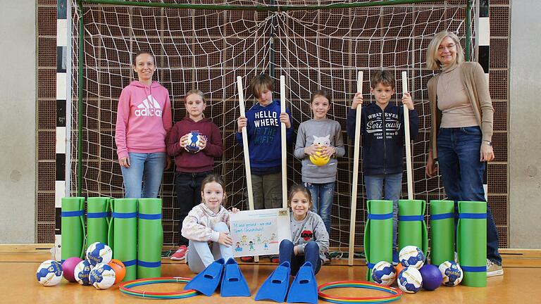 Freuen sich über die Auszeichnung: Sportbeauftragte Daniela Reinlein, Schülerinnen und Schüler der Klassen 4a und 2b und Rektorin Gabriele Krieglstein. Freuen sich über die Auszeichnung: Sportbeauftragte Daniela Reinlein, Schülerinnen und Schüler der Klassen 4a und 2b und Rektorin Gabriele Krieglstein.