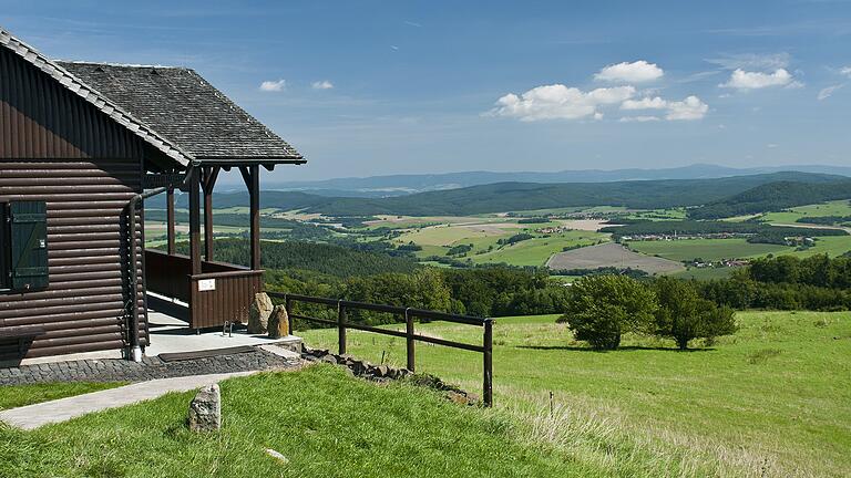 Blick auf die Dermbacher Hütte auf dem Gläserberg in der thüringischen Rhön.&nbsp;