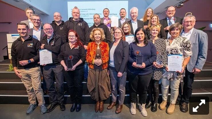 Menschen, die Hoffnung machen, sollten sich öfter in der Zeitung finden, meint eine Leserin aus der Rhön. Das Gruppenbild zeigt&nbsp; die bei der Main-Post-Aktion 'Zeichen setzen!' 2022 ausgezeichneten Personen. In ihrer Mitte (vorne) die Patin der diesjährigen Aktion, die Schauspielerin Michaela May.&nbsp;