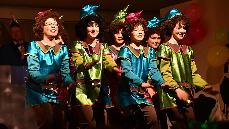 Die Sälzer Gröpf mit ihrem Sitzungspräsidenten Fredi Breunig luden zur großen Prunksitzung ein und tolle Marsch- und Showtänze brachten jede Menge Schwung in das ausverkaufte Sälzer Gemeindezentrum