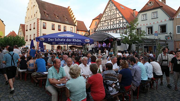 Das Gerolzhöfer Weinfest auf dem Marktplatz hat neben regionalem Wein und Kulinarik auch ein Musikprogramm zu bieten.