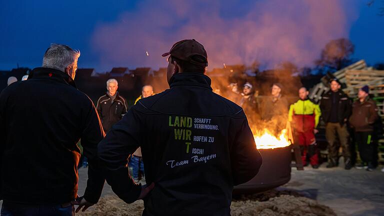 Im Vorfeld des bundesweiten Protesttages am Montag, 8. Januar, machten Landwirte mit Mahnfeuern, wie hier in Eßleben, auf ihre Lage aufmerksam.&nbsp;