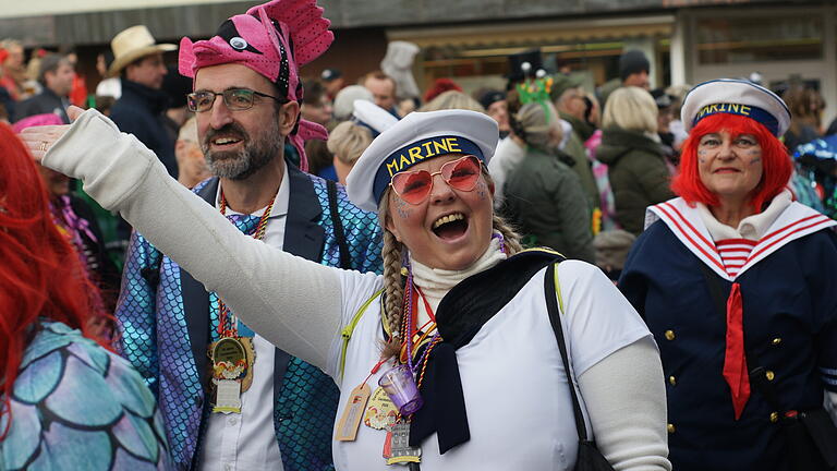 Beim Faschingszug in Bad Brückenau herrschte viel Frohsinn - 'In the navy' wurde zwar beim Faschingszug in Bad Brückenau nicht gespielt. Matrosen traten aber trotzdem auf. Beim Faschingszug in Bad Brückenau herrschte viel Frohsinn - 'In the navy' wurde zwar beim Faschingszug in Bad Brückenau nicht gespielt. Matrosen traten aber trotzdem auf.