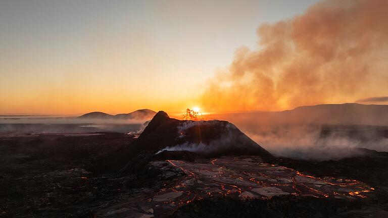 Vulkan auf Island       -  Die Sonne geht über dem aktiven Krater eines  Vulkans bei Grindavik auf Island auf.