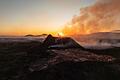 Vulkan auf Island       -  Die Sonne geht über dem aktiven Krater eines  Vulkans bei Grindavik auf Island auf.