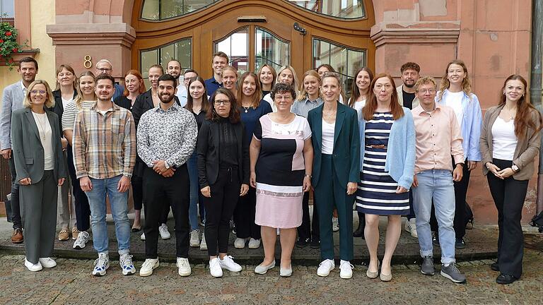 Nachwuchskräfte für die Volksschulen in Main-Spessart: Landrätin Sabine Sitter und Schulamtsdirektorin Kathrin Auth begrüßten die neuen Referendare.