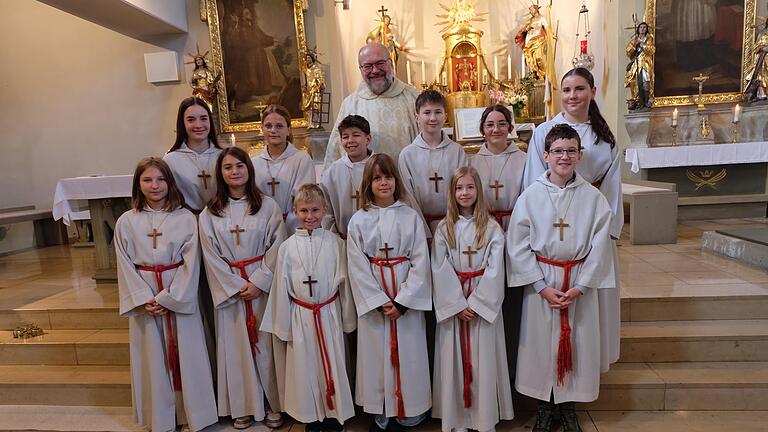 Pfarrer Peter Rüb mit den Ministranten, neu im Team sind Jan Volk (vorne, Dritter von links) und Ella Imhäuser (vorne, Vierte von links)       -  Pfarrer Peter Rüb mit den Ministranten, neu im Team sind Jan Volk (vorne, Dritter von links) und Ella Imhäuser (vorne, Vierte von links)