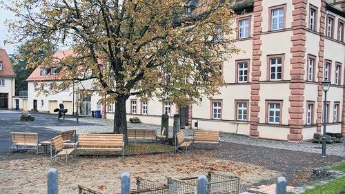 Der Huttenschlosshof wird umgestaltet. Mittelpunkt der Anlage bleibt die Kastanie um die sich schon jetzt gespendete neue Sitzbänke gruppieren. Zwei Wasserspiele sollen hinzukommen. Die Sandfläche vorn deutet eine Boccia-Bahn an. Die Asphaltfläche (500 Quadratmeter) im Anschluss an das grobe Pflaster vorm Schloss soll durch eng stehendes, gut begehbares Pflaster ersetzt werden. Des Weiteren wird die marode Flachdach-Garage, die an der Rückseite des Schlosses (links im Bild) angebaut ist, abgerissen, wodurch das Huttenschloss wieder freigestellt wird.