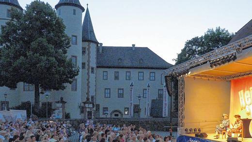 Einmaliges Ambiente: Der Lohrer Schlossplatz war am Samstagabend fest in der Hand des Fürther Duos Heissmann & Rassau, das von 700 Besuchern stürmisch gefeiert wurde.