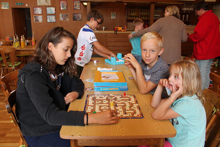 Auch Brettspiel-Klassiker, wie „Das verrückte Labyrinth“ haben heute immer noch ihren Reiz, die Kids waren mit Eifer bei der Sache.