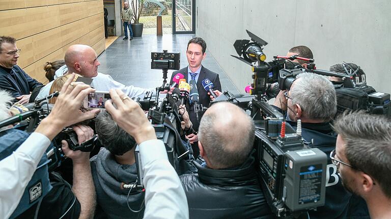 Gerichtssprecher Rainer Volkert gibt während der Verhandlung der Presse einen Zwischenbericht.