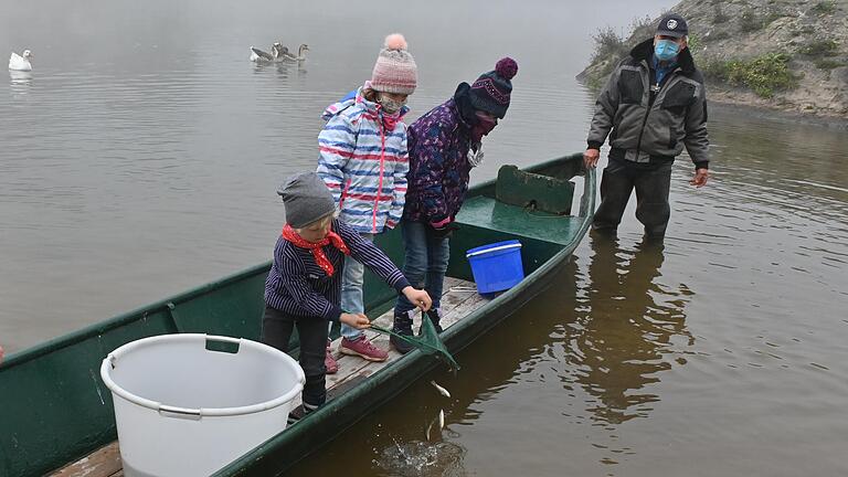 Niklas entlässt junge Barben in die Freiheit des Mains. Seine Freundinnen Franka und Paula und Großonkel Hubert Holl schauen ihm dabei über die Schulter. Niklas entlässt junge Barben in die Freiheit des Mains. Seine Freundinnen Franka und Paula und Großonkel Hubert Holl schauen ihm dabei über die Schulter.