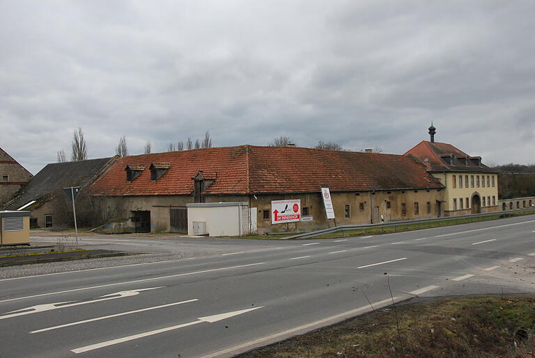 Die beiden Nebengebäude am Herrenhaus werden abgerissen. Die beiden Nebengebäude am Herrenhaus werden abgerissen. 