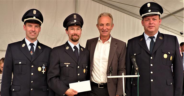 Bürgermeister Horst Herbert (Dritter von links) gratulierte der Feuerwehr Stammheim zum 150-jährigen Bestehen und überreichte eine Spende an Vorsitzenden Frank Flederer (Zweiter von links). Mit ihm freute sich Kommandant Christian Hogen (links) und stellvertretender Kommandant Andre Leixner.