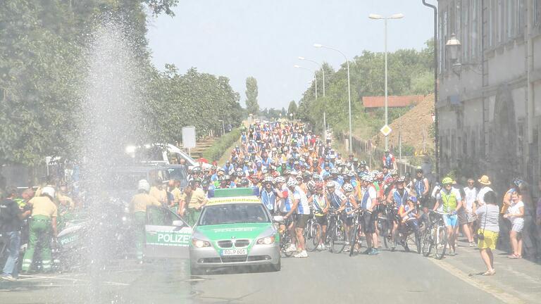 Heiße Tour: 2017 fuhr die BR-Radltour in Wiesentheid ein und wurde dort wegen der hohen Temperaturen mit einer Abkühlung empfangen.