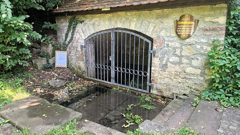 Wasserzufuhr wieder in Ordnung: Im Martinsbrunnen im Veitshöchheimer Altort steht das Wasser nach einer längeren Durststrecke wieder bis zu den Brunnenstufen.